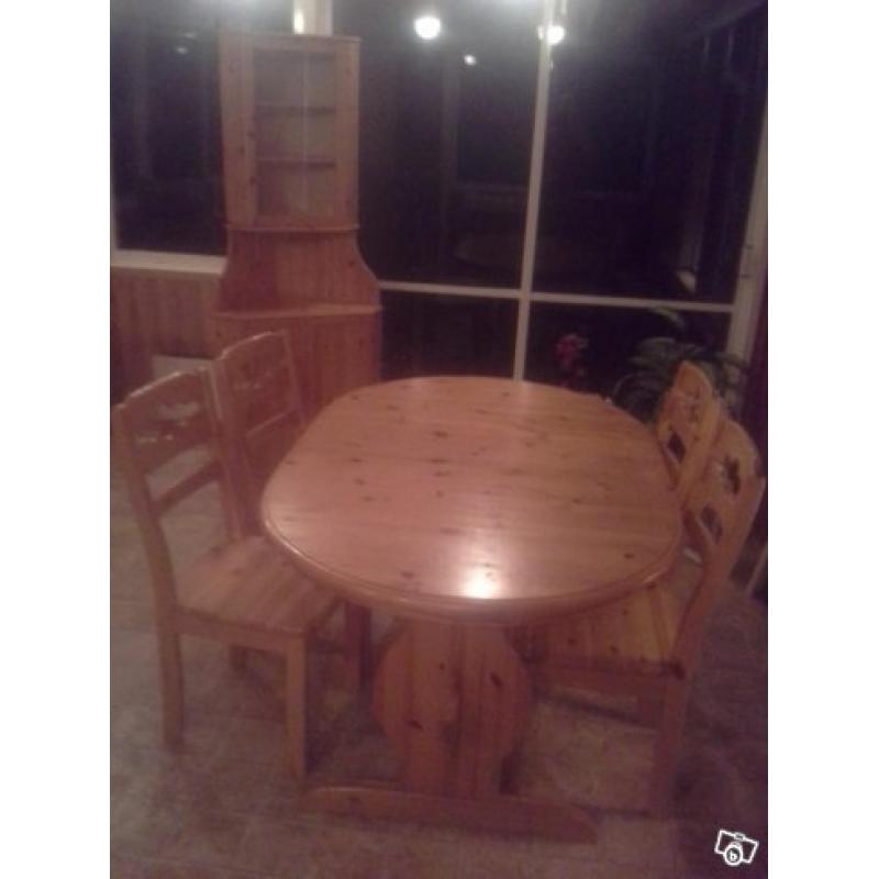 Ovaltformat köksbord med iläggsskiva 6 stolar